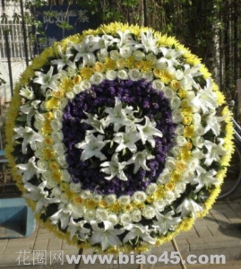 深痛悼念-白玫瑰，菊花，紫色康乃馨，白百合，巴西木叶、龟背叶等装饰丰满,高架花圈。规格：高约为1.6米左右<葬礼花圈>