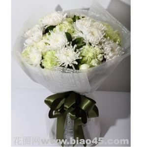 瑶琴风断-白菊花12支，康乃馨，绿叶适量。白色手揉纸配合，圆形包装。
